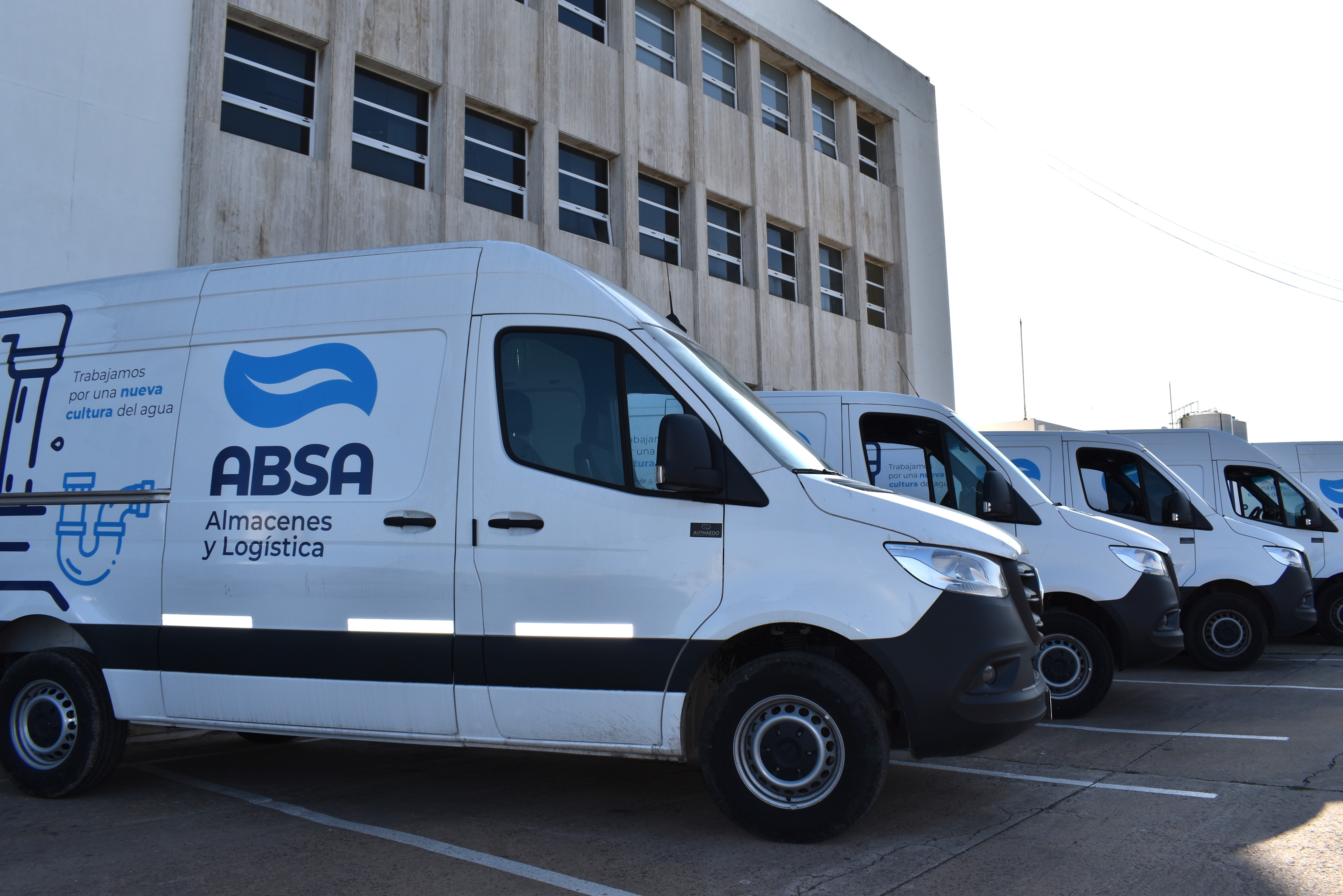 El ministro Bianco entregó vehículos a la empresa ABSA